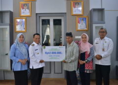 Bupati Rohil Serahkan Santunan Kematian BPJS Ketenagakerjaan, Program Dari Aspirasi Dr Karmila Sari